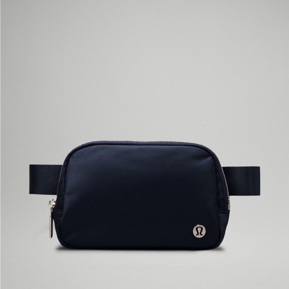 LULULEMON SILVER METAL/NAVY EVERYWHERE BELT/CROSSBODY BAG 1L